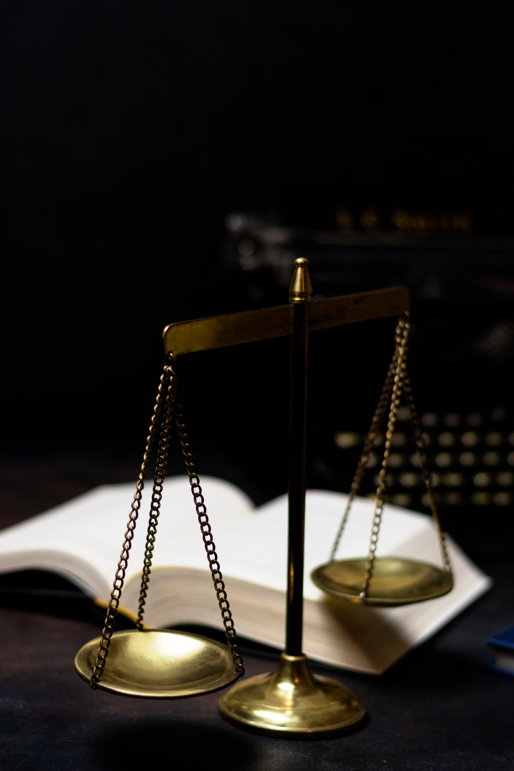 balança com um livro no fundo